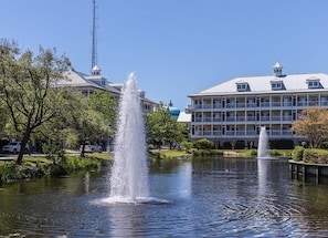 Un hôtel avec une fontaine dans la cour.