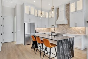 冷蔵庫、電子レンジ、オーブン、コンロ