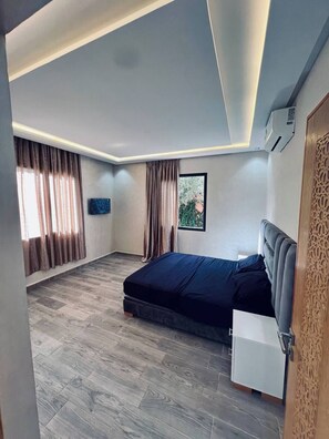 4 bedrooms, iron/ironing board, WiFi, bed sheets