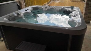 Outdoor spa tub - Tonys Lodge. Mountain cabin, Close to trails for great relaxation (Aserrí)