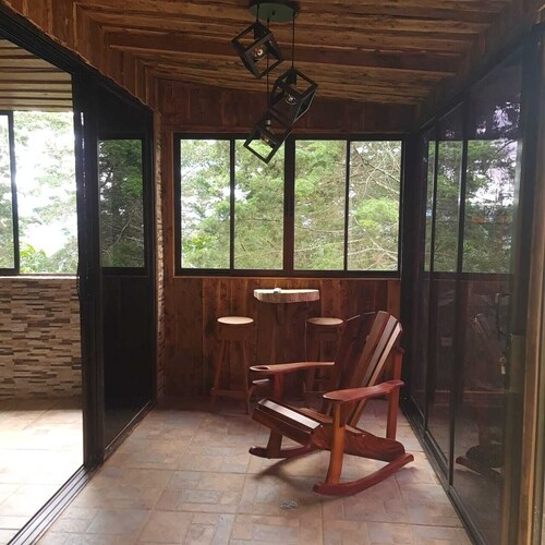 Tonys Lodge. Mountain cabin, Close to trails for great relaxation