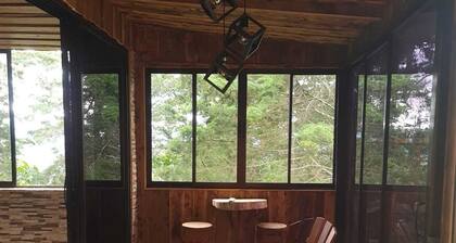 Tonys Lodge. Mountain cabin, Close to trails for great relaxation