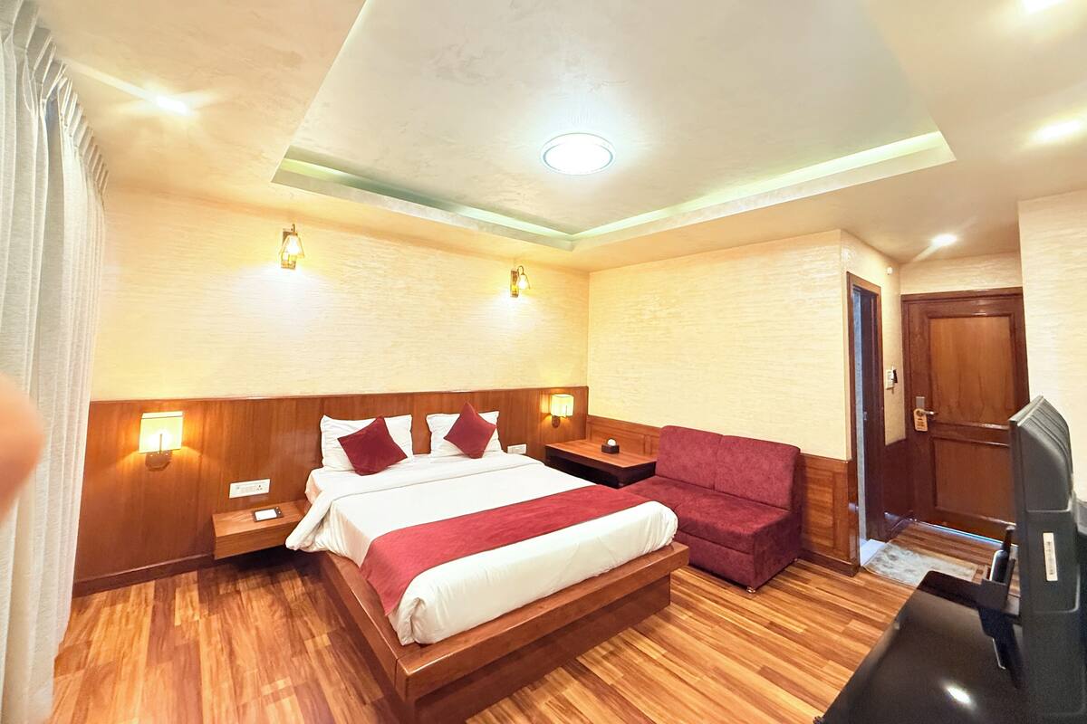 Deluxe Double or Twin Room | Hypo-allergenic bedding, memory foam beds, minibar, in-room safe