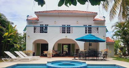 Breezy Palms Villa - Charming 3 bedroom villa with WIFI, Pool and A/C