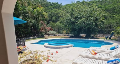 Breezy Palms Villa - Charming 3 bedroom villa with WIFI, Pool and A/C