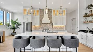 Een koelkast, een magnetron, een oven, een kookplaat