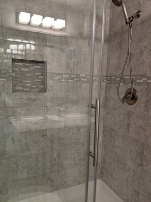 Douche, sèche-cheveux, serviettes fournies, savon