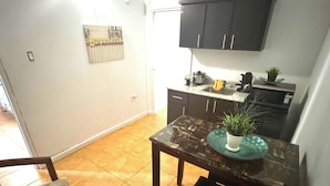 Studio Ekonomi | Dapur pribadi | Lemari es kecil, microwave, oven, dan kompor