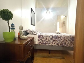 Economy Studio | Free WiFi