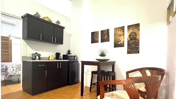 Studio Ekonomi | Dapur pribadi | Lemari es kecil, microwave, oven, dan kompor