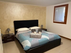 2 bedrooms, iron/ironing board, WiFi, bed sheets - APARTMENT WITH PARKING SPACE. IDEAL FOR FAMILIES. CONVENIENT FOR VENICE AND PADUA (Noventana)