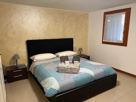 2 bedrooms, iron/ironing board, WiFi, bed sheets. APARTMENT WITH PARKING SPACE. IDEAL FOR FAMILIES. CONVENIENT FOR VENICE AND PADUA