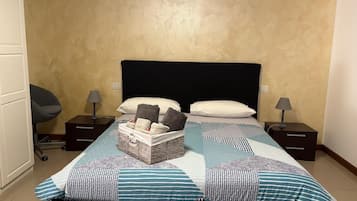 2 Schlafzimmer, BĂŒgeleisen/BĂŒgelbrett, WLAN, BettwĂ€sche