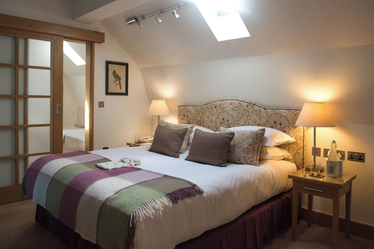 Habitación Deluxe con 1 cama doble o 2 individuales | Tabla de planchar con plancha, cunas (de pago), camas supletorias