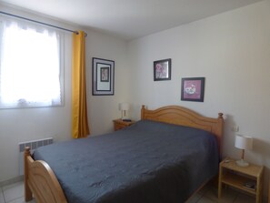 2 Schlafzimmer, Bügeleisen/Bügelbrett