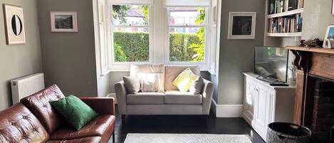 Fernseher, DVD-Player, Bücher, Computerbildschirme