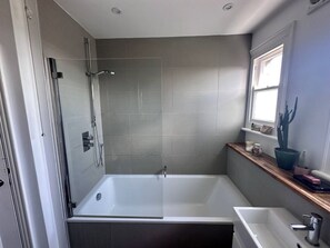 Shower, hair dryer, towels, soap - Pretty Edwardian seaside home (Broadstairs)