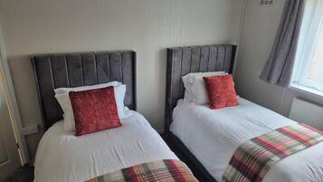 2 bedrooms, desk, iron/ironing board, WiFi