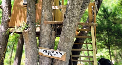 Treehouse on the Creek in Sherman TX. W/ Heat & A/C. A Country getaway !!