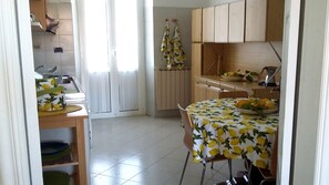 Fridge, oven, stovetop, cookware/dishes/utensils - Stunning Apartment in a Villa, near the beach (Monterosso al Mare)