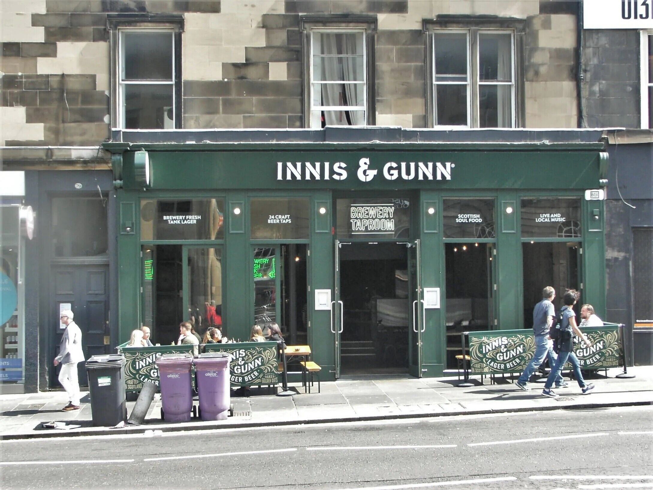 Eine Kneipe namens Innis & Gunn mit einem Schild, das anzeigt, dass sie ein Brauereiausschank und Live-Musik anbietet.