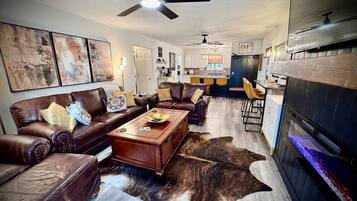 Smart-TV, Kamin, Arbeitsbereiche