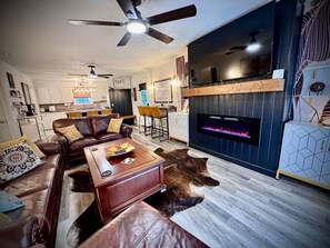 TV connectée, cheminée, espaces bureaux