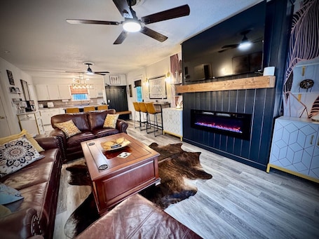 Smart TV, fireplace, offices. Beau Maison, Greers Ferry Gem, Extended Stays Welcome!