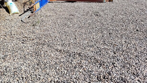 A building with a tiled roof, a gravel driveway, and potted plants. - Enjoyable house with shared bathroom WiFi  in charming Huancayo (Huancayo)