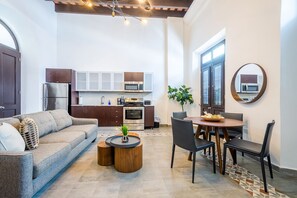 Apartamento, 2 quartos, sacada | Área de estar | TV LED 45 polegadas com canais digitais