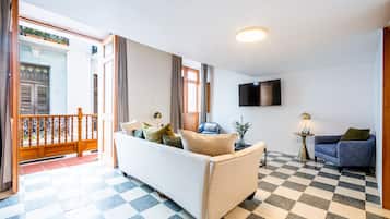 Loft, 1 cama de matrimonio con sofá cama, balcón, vistas a la ciudad | Zona de estar | Televisión LED de 45 pulgadas con canales digitales