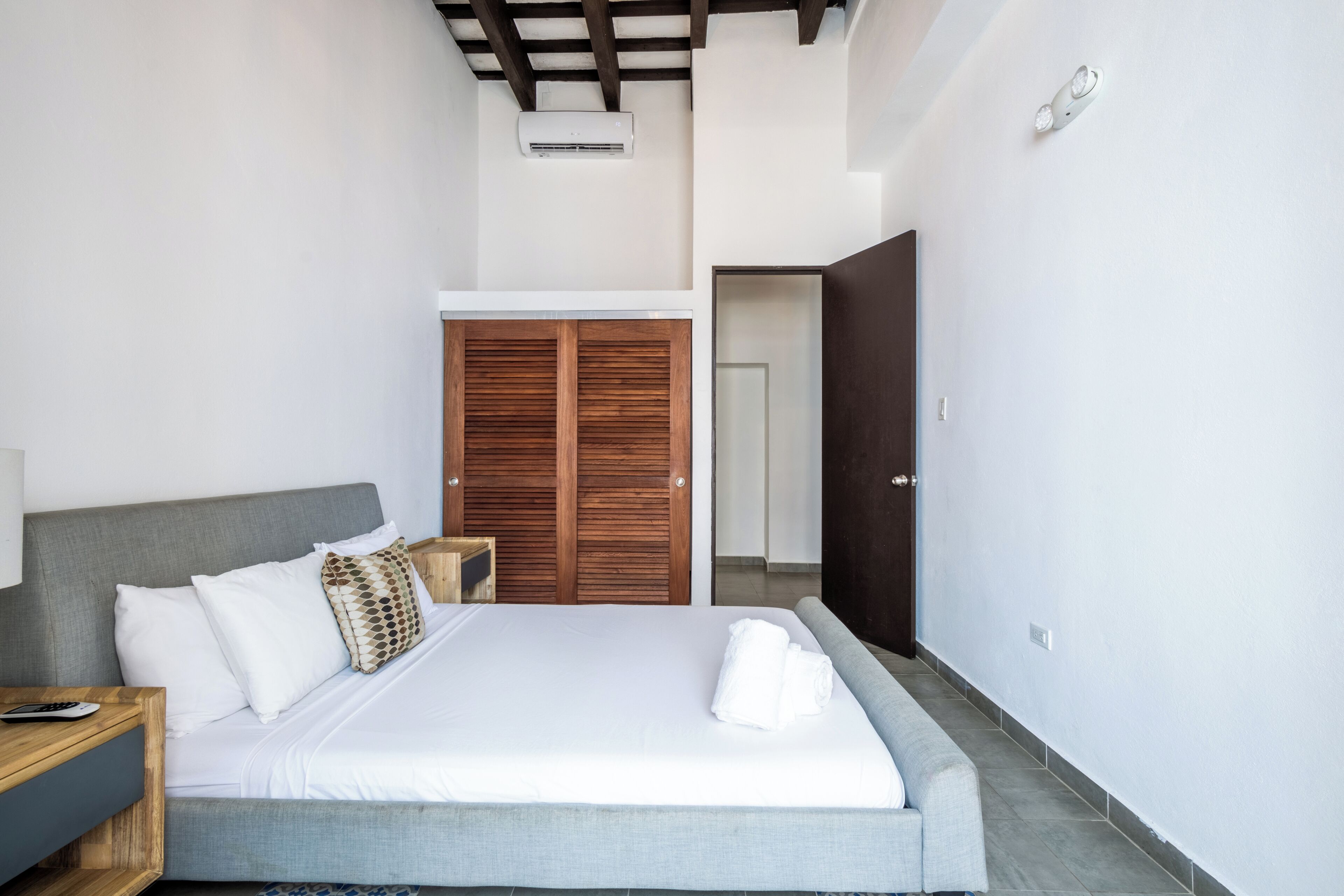 Apartamento, 2 habitaciones, balcón | Ropa de cama hipoalergénica y escritorio
