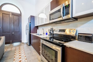 Apartamento, 2 habitaciones, balcón | Cocina básica privada | Cafetera o tetera y papel de cocina