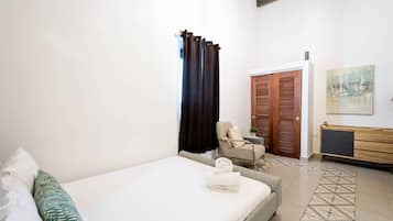 Apartemen, 1 kamar tidur | Seprai antialergi, meja kerja, dan ruang kerja ramah laptop