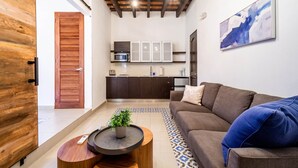 Un salon moderne avec un canapé marron, une table basse et une plante en pot.