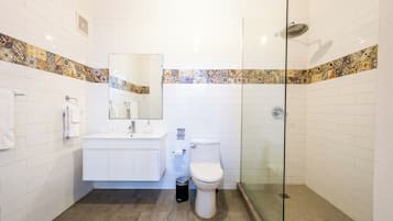 Apartment, 2 Bedrooms, Balcony | Bathroom