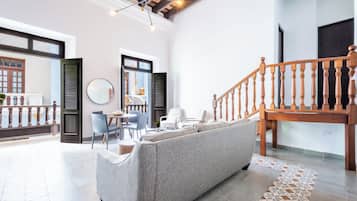Departamento, 2 habitaciones, balcón | Ropa de cama hipoalergénica y escritorio