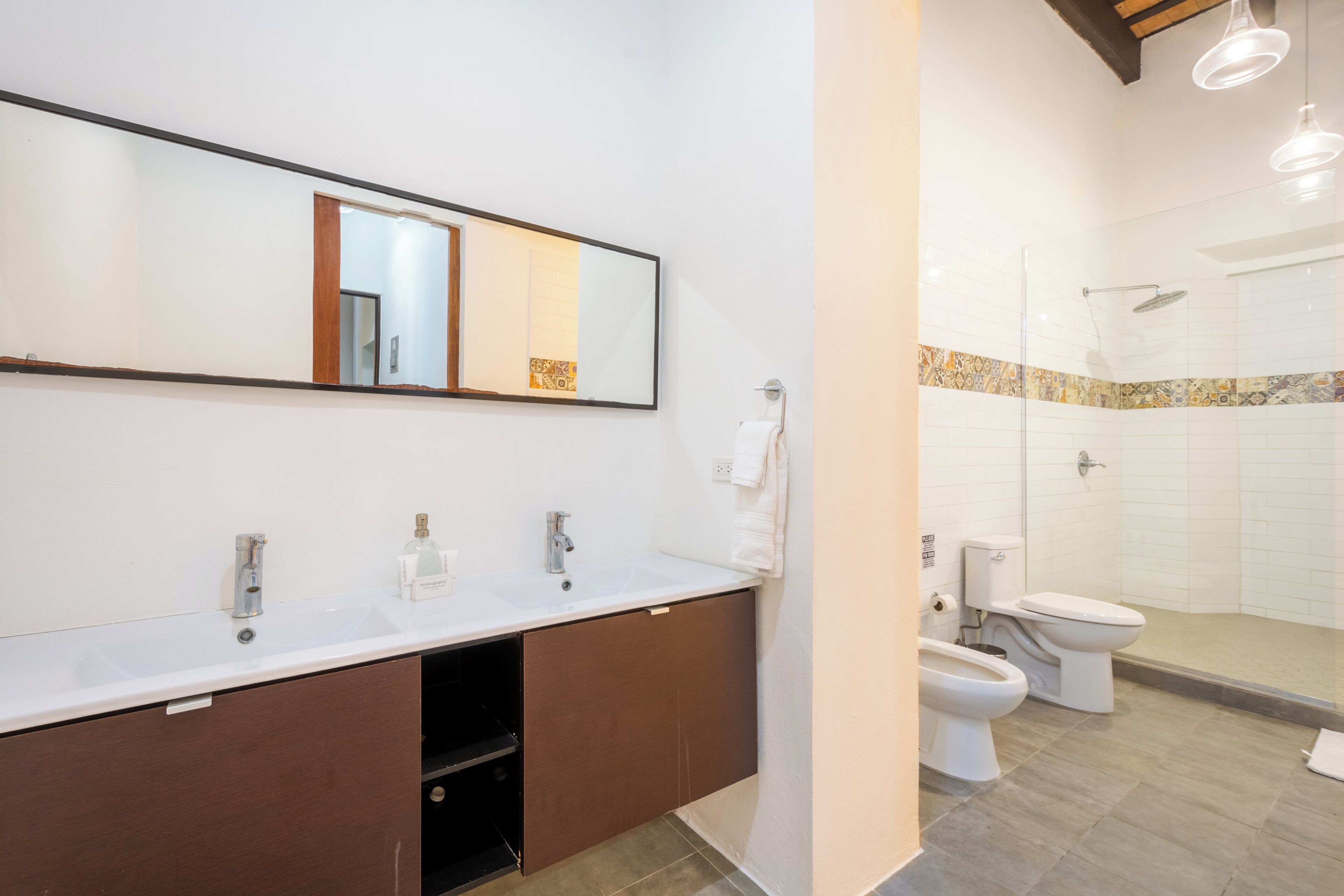 Apartamento, 2 quartos, sacada | Banheiro | Chuveiro, chuveiro com efeito de chuva, produtos de toalete grátis 