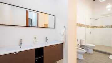 Apartamento, 2 quartos, sacada | Banheiro | Chuveiro, chuveiro com efeito de chuva, produtos de toalete grátis