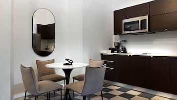 Loft, 1 kamar tidur, balkon | Dapur pribadi | Mesin pembuat kopi/teh dan tisu