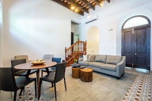 Apartamento, 2 habitaciones, balcón | Ropa de cama hipoalergénica y escritorio