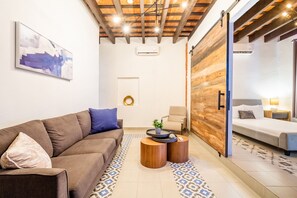 Appartement, 1 grand lit, balcon, vue ville | Coin séjour | Télévision LED de 45 pouces avec chaînes numériques