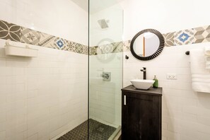 Studio | Bathroom | Shower, rainfall showerhead, free toiletries, hair dryer - Casa Las Ruinas Boutique Hotel (San Juan)