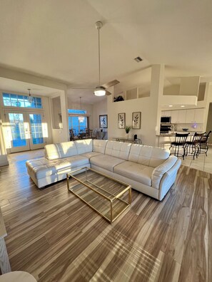 Living area - 3-bedroom house in charming Rotonda West, Golf Course view. Near Beaches. Pet ok (Rotonda West)