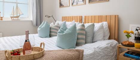 2 chambres, fer et planche à repasser, lit de bébé portatif