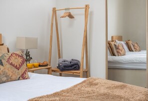 2 habitaciones, tabla de planchar con plancha y cuna de viaje