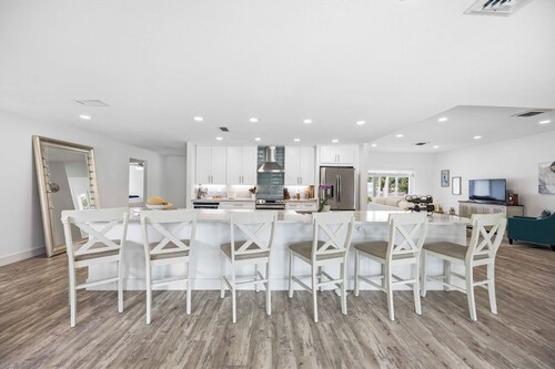 Home for 8-10 guests - Heated Pool - Fire Pit - Manasota Key Gem