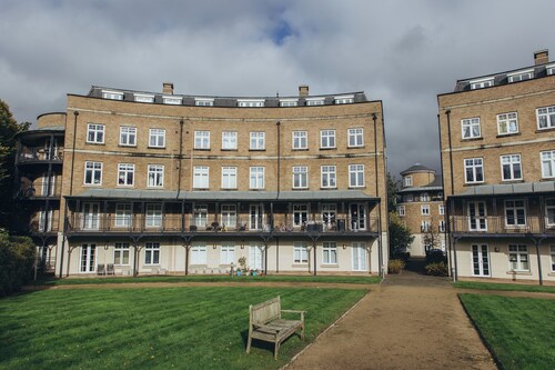 Charming 2-bedroom apartment in delightful Bromley with WiFi