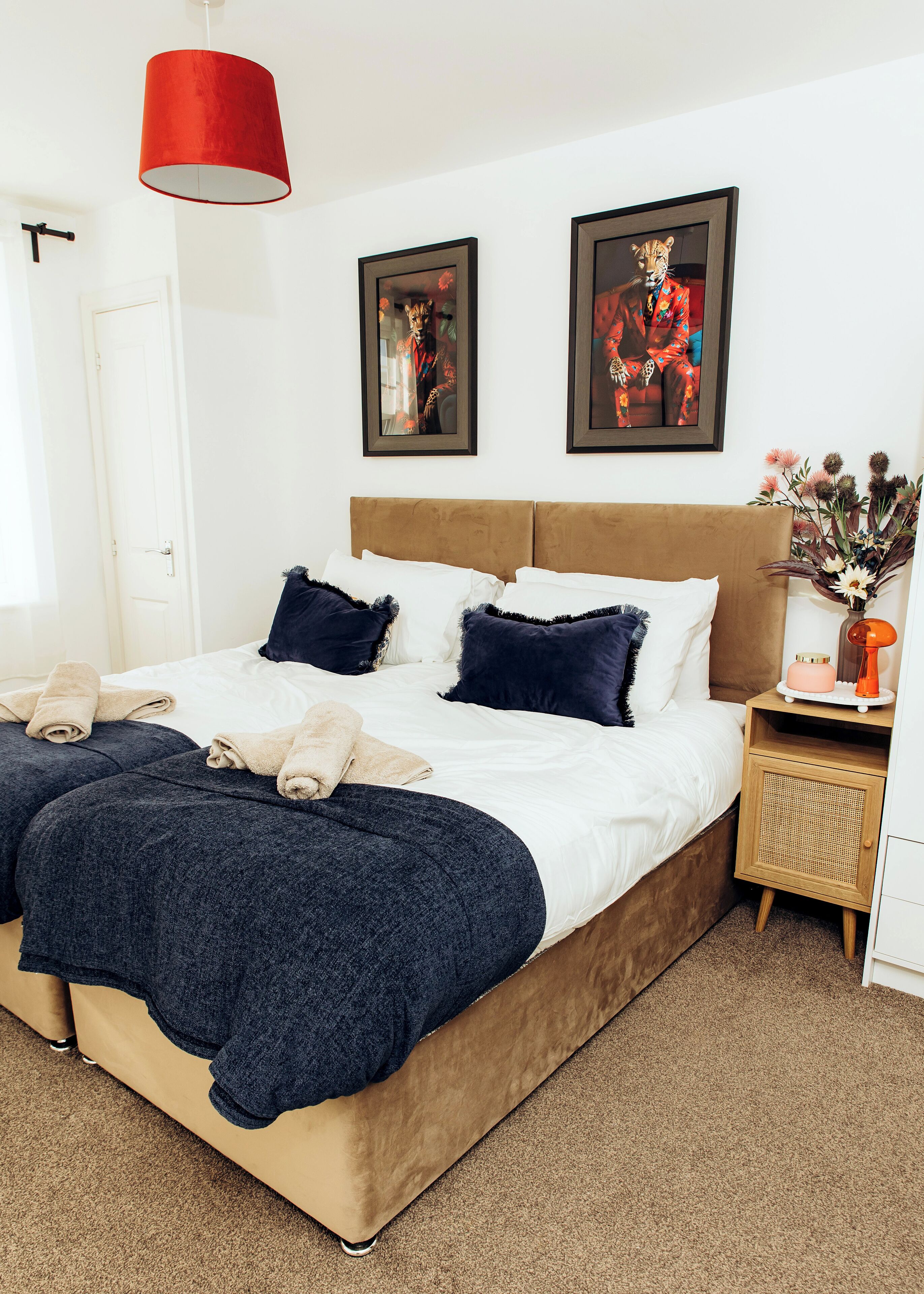 2 soverom, skrivebord, strykejern/-brett og reiseseng for barn