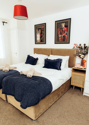 Charming 2-bedroom apartment in delightful Bromley with WiFi